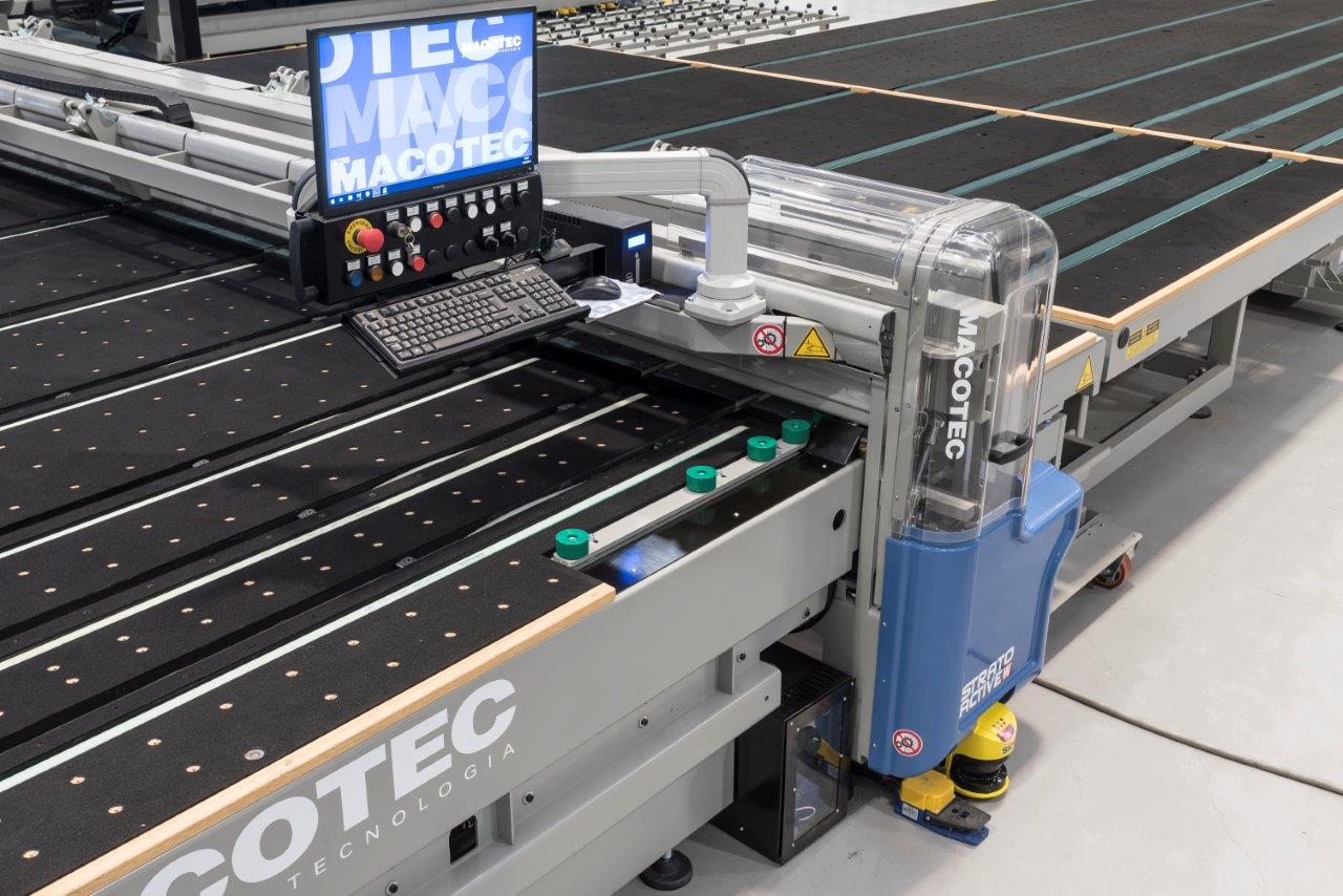 Macotec — linea di taglio vetro in stabilimento